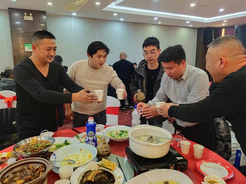 與會(huì)來(lái)賓，觥籌交錯(cuò)，一觴一詠