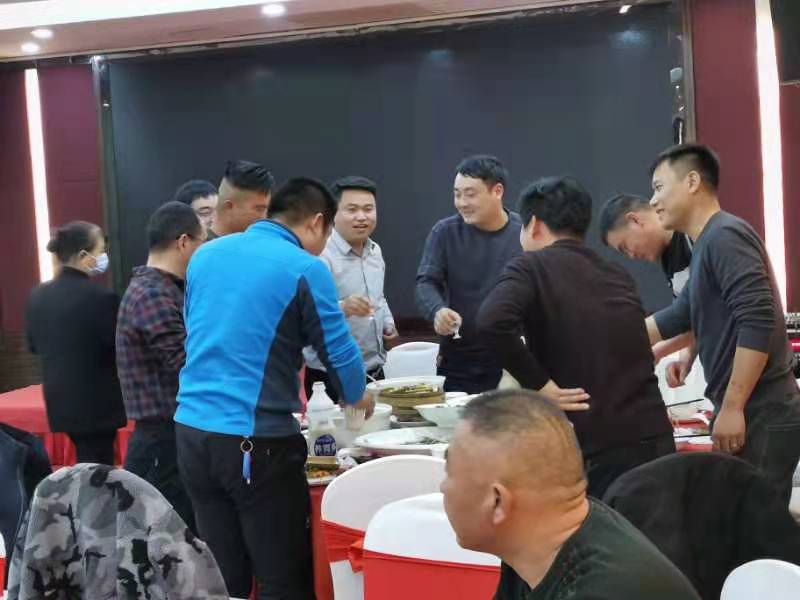 與會(huì)來(lái)賓，觥籌交錯(cuò)，一觴一詠