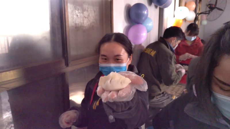 筷子取餡面中填，巧手捏出玲瓏褶